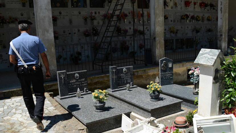 Aggredisce e rapina un’anziana al cimitero ma finisce in trappola