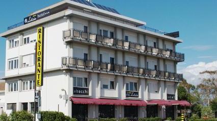 Ladri in un hotel portano via il registratore di cassa, sigarette e liquori
