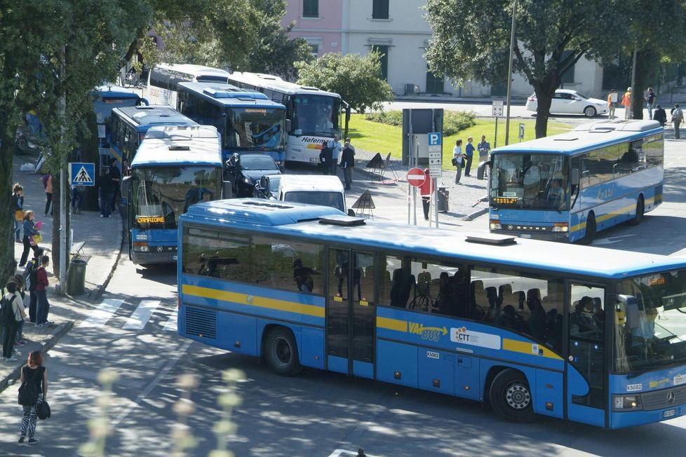 Scontro tra commercianti e Comune sulla sosta dei bus in piazzale Boccherini 