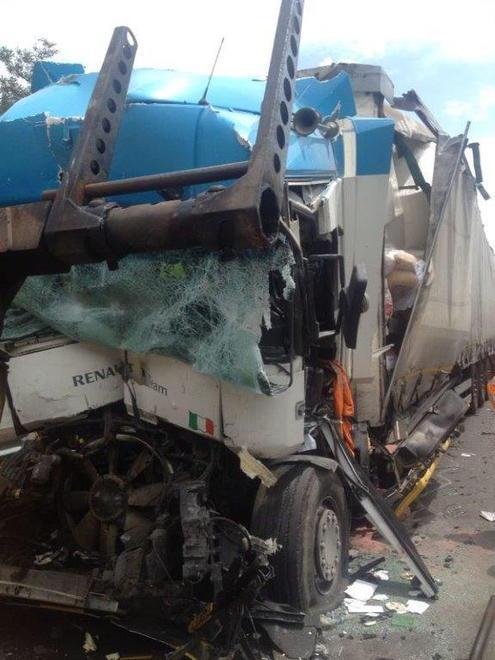 Tamponamento fra tir, autista incastrato tra le lamiere 
