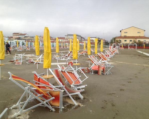 Maltempo, allerta meteo per mareggiate e vento forte 