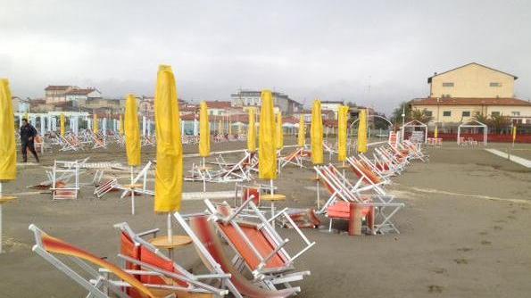 Maltempo, allerta meteo per mareggiate e vento forte