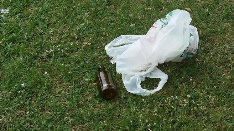 Birra, spazzatura e vandali: la stazione è una discarica