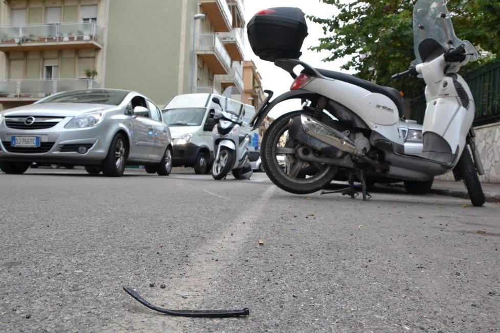 Scappa a piedi zoppicando dopo lo scontro fra scooter 