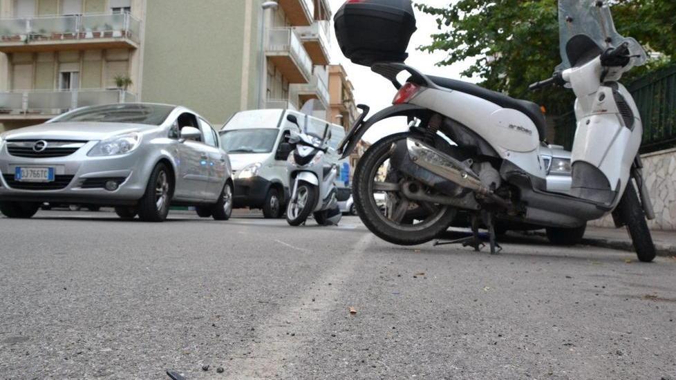 Scappa a piedi zoppicando dopo lo scontro fra scooter