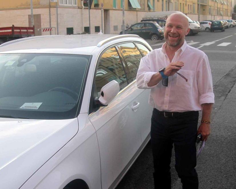 Il sindaco ha la sua auto bianca, ma in Comune resta anche quella blu... 