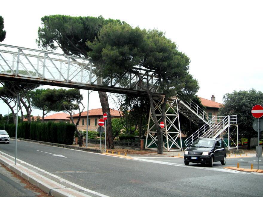 Sarà rimossa la passerella lungo l’Aurelia 