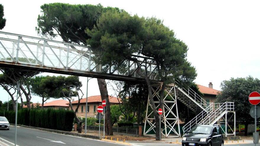 Sarà rimossa la passerella lungo l’Aurelia