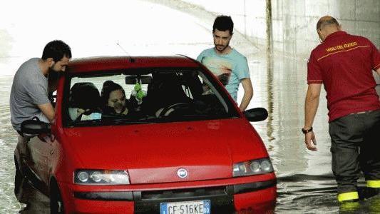 Grandinata in città, strade allagate e danni