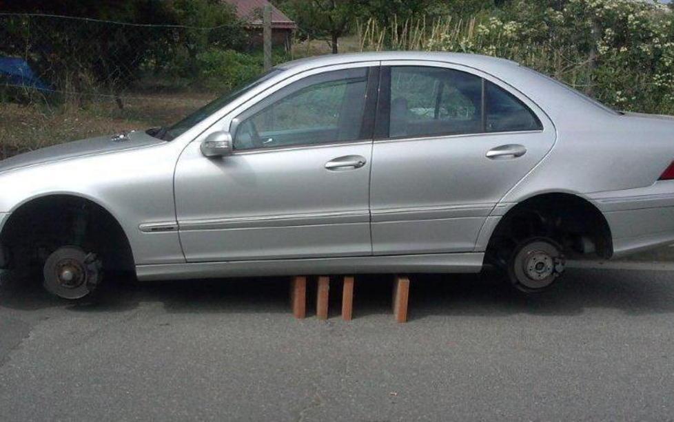 La Mercedes resta senza ruote 