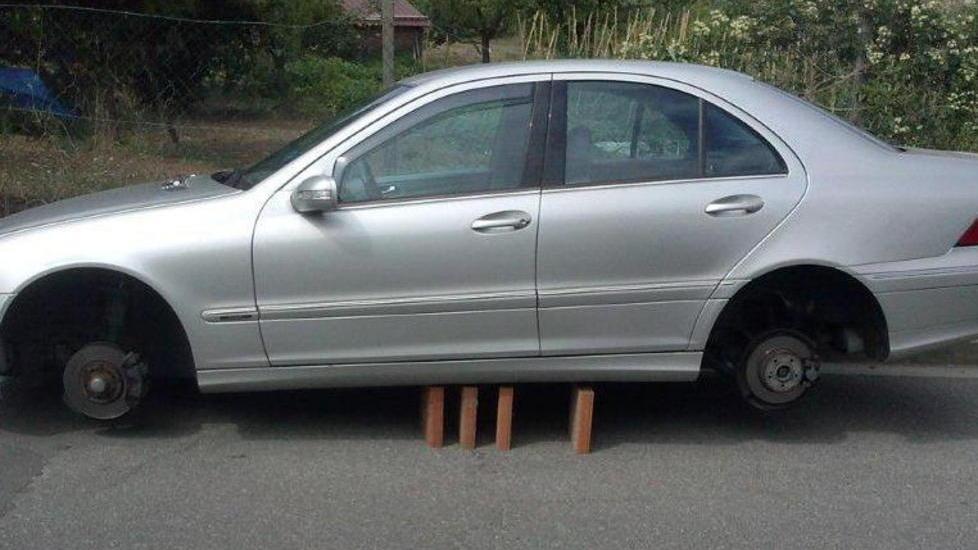 La Mercedes resta senza ruote