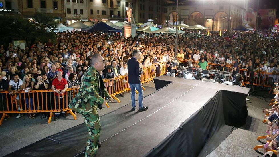 In 25mila a fare festa al ritmo dei Righeira e delle discoteche