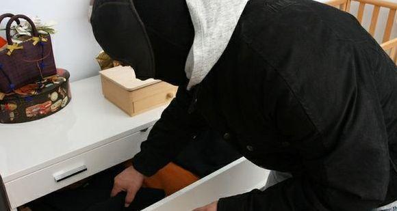 Famiglia va a cena fuori i ladri ripuliscono la casa