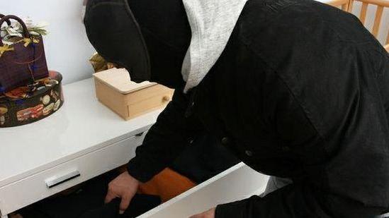 Famiglia va a cena fuori i ladri ripuliscono la casa