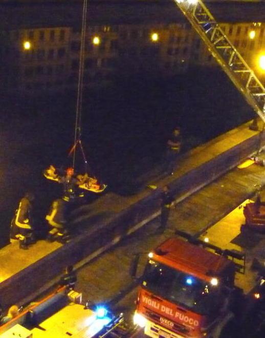 Cade dalle spallette dell’Arno: fratture dopo il volo 