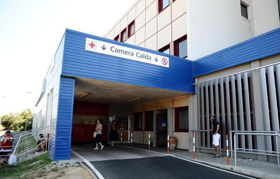 «Lasciata nove ore su una barella prima di una visita» 