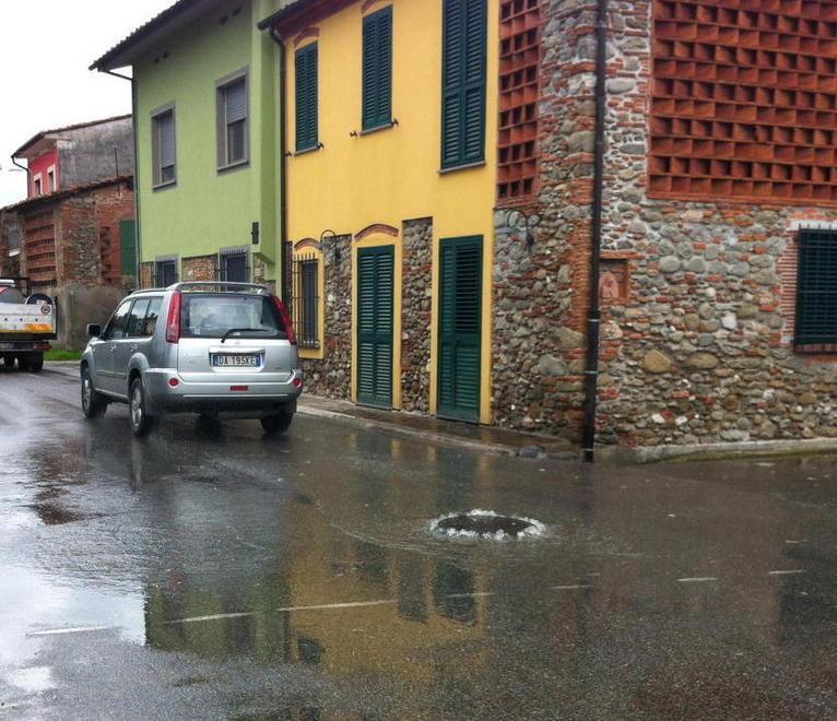Si lavora per risanare le fogne di via dei Selmi 