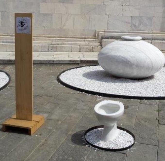 Arte e provocazione: tra i vasi spunta un wc 