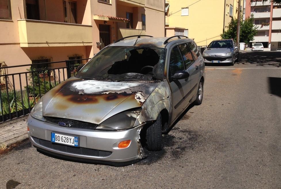 In fiamme una Ford Escort, vigili del fuoco al lavoro