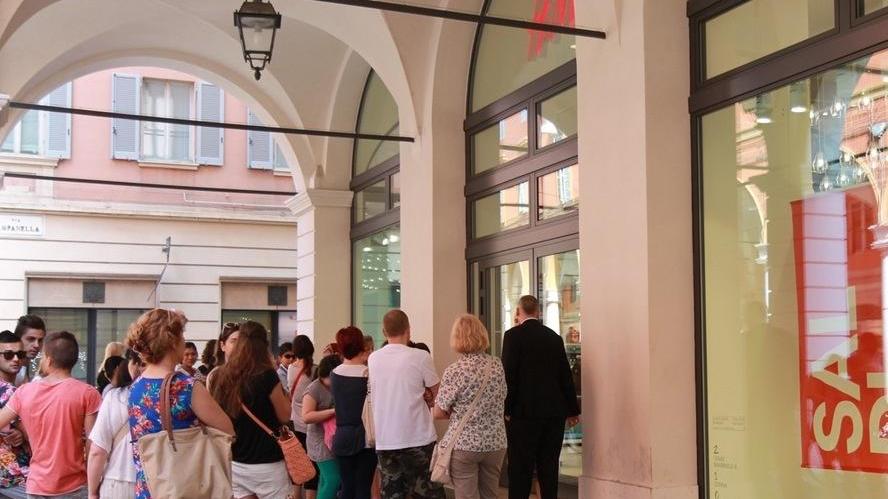 Saldi estivi, una partenza fra luci e ombre