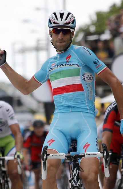 Nibali piazza la zampata: tappa e maglia gialla 