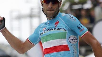 Nibali piazza la zampata: tappa e maglia gialla