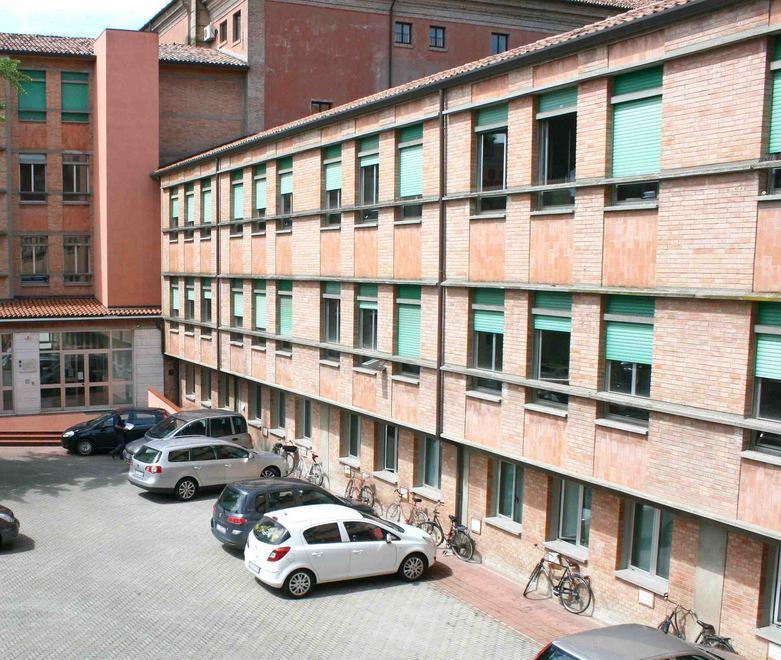 Clini e le consulenze alla moglie 