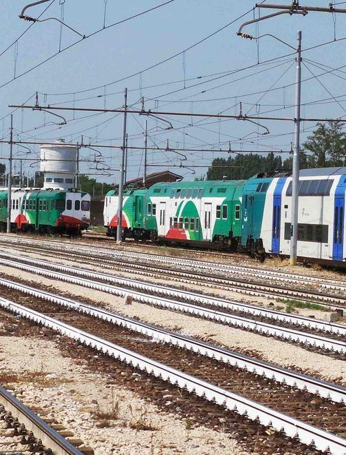 Scritte spray su un treno Sorpresi due writers 