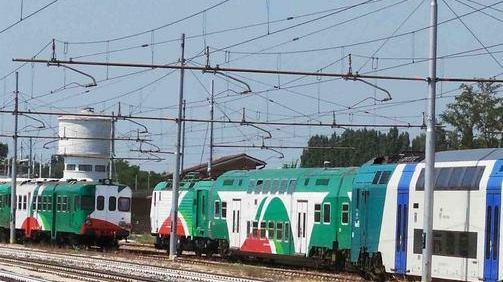 Scritte spray su un treno Sorpresi due writers