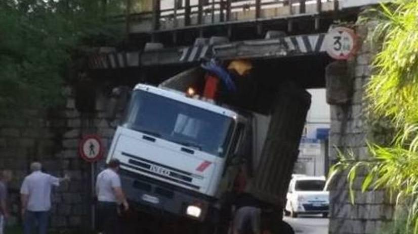 Prato, camion per la raccolta del vetro resta incastrato in un sottopasso