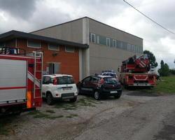 Cade dal tetto dell’azienda che stava controllando, è gravissimo 