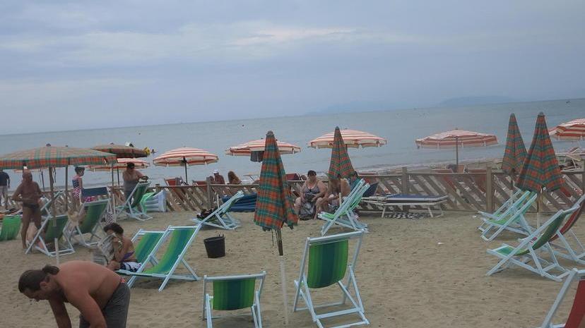 Sorpresa estiva sul molo: la spiaggia è libera “a metà”