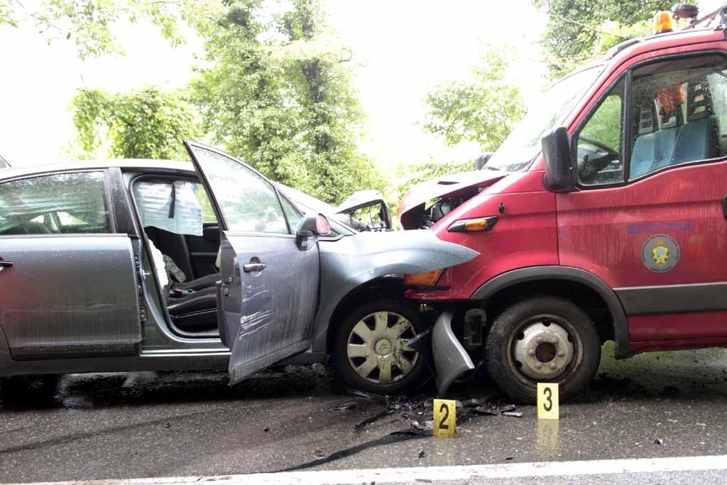 Auto contro un furgone: muore un uomo di 87 anni 