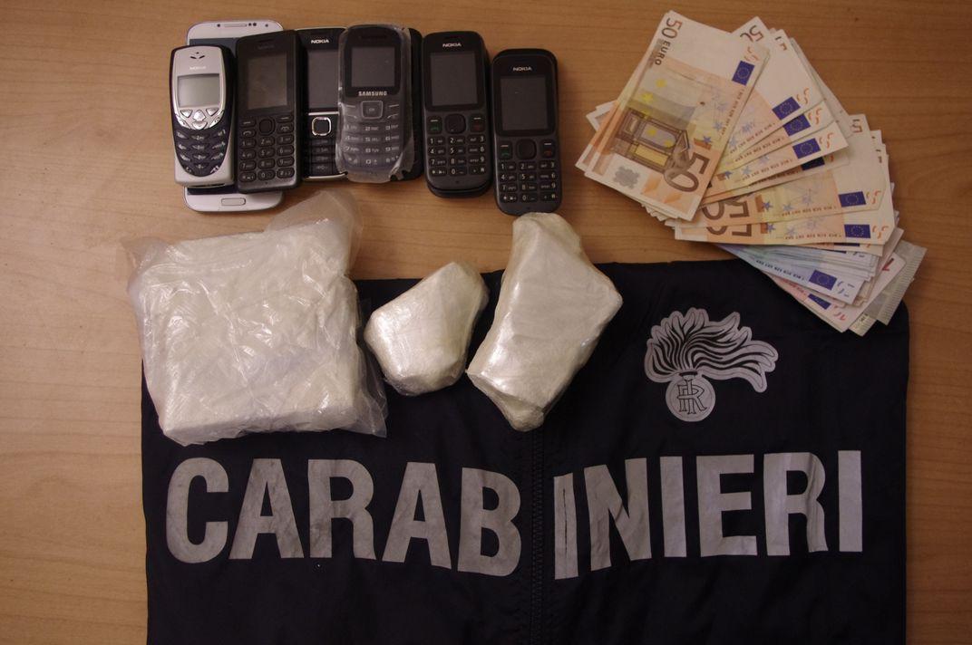 Cane-detective scova la droga sotto la ruota di scorta 