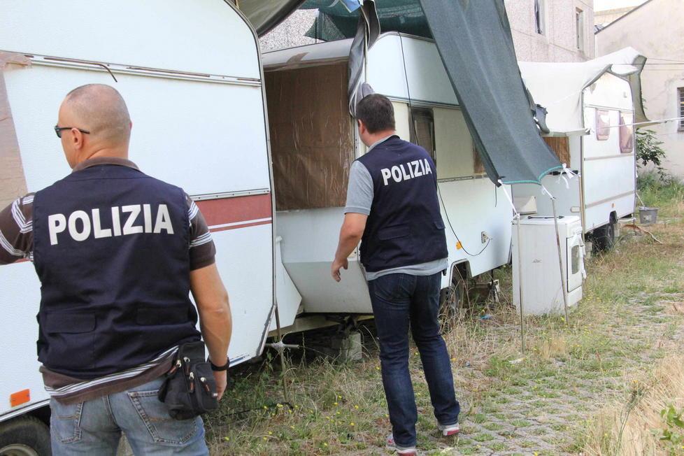 Denunciata la confezionista che faceva dormire gli operai in roulotte 