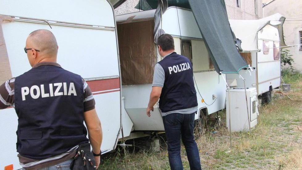 Denunciata la confezionista che faceva dormire gli operai in roulotte