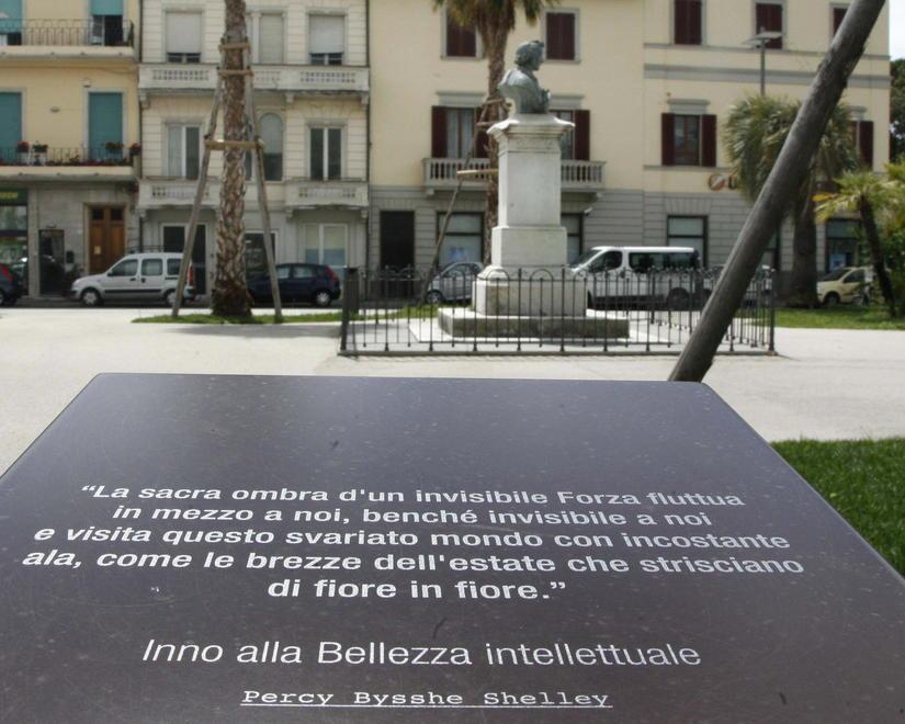 Nella ristrutturata piazza Shelley cestini “da lettura” dedicati al poeta 