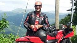 Morto il centauro in coma dopo lo schianto contro un palo