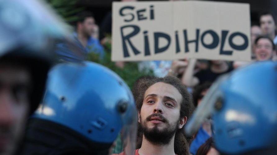 Contestazione a Berlusconi, il processo slitta all’aprile 2015
