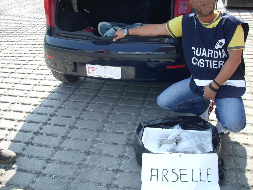 Sequestrati 15 chili di arselle al mercato a un venditore abusivo 