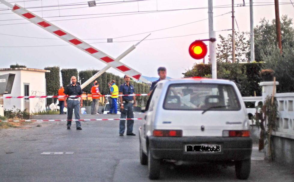 Camion danneggia passaggio a livello, ritardi per nove treni locali 