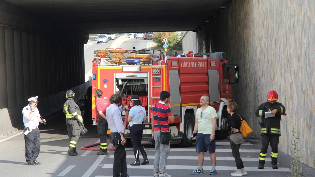 Incendio nel sottopasso, riaperta la Declassata all’altezza di via Nenni