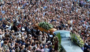 Oltre 5mila persone ai funerali di Giorgio Faletti 