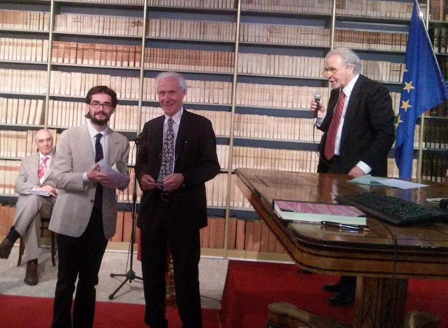 Un fiore in soccorso delle api, così Giovanni Benelli vince il Premio Unasa 2014 