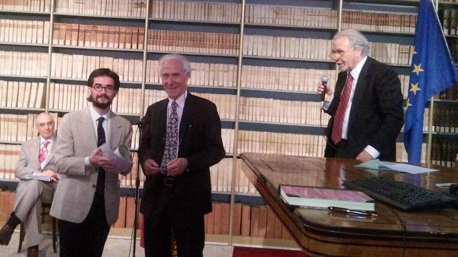 Un fiore in soccorso delle api, così Giovanni Benelli vince il Premio Unasa 2014