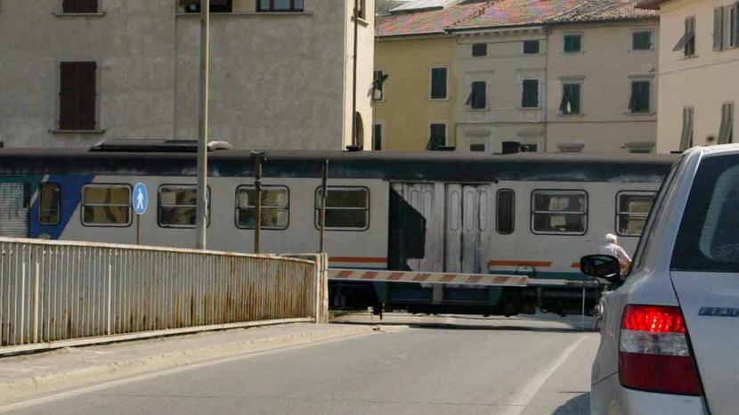 Auto rimasta dentro le sbarre a Castello, bloccato il traffico ferroviario