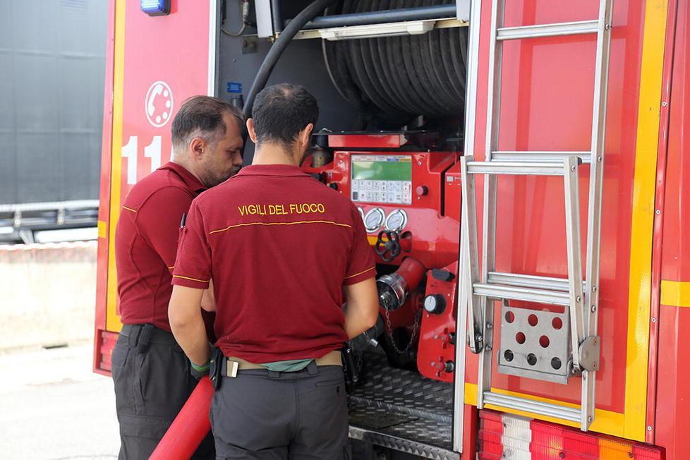Maltempo: 5 ragazzi bloccati in una caletta, salvati dai vigili 