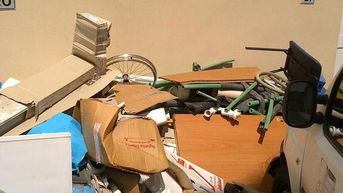Rifiuti abbandonati all’ospedale