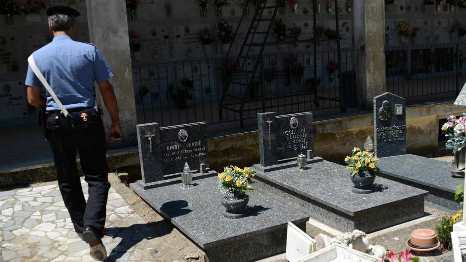 Anziana incastra rapinatore seriale che l’aveva aggredita al cimitero