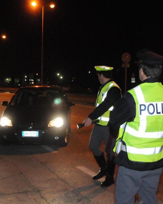 La polizia controlla 179 persone e 85 auto